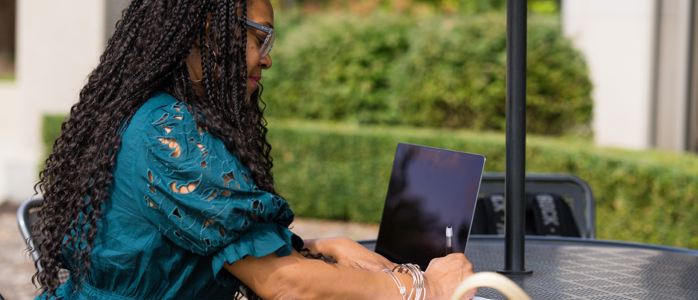 女人一台笔记本电脑上打字在奥克兰中心