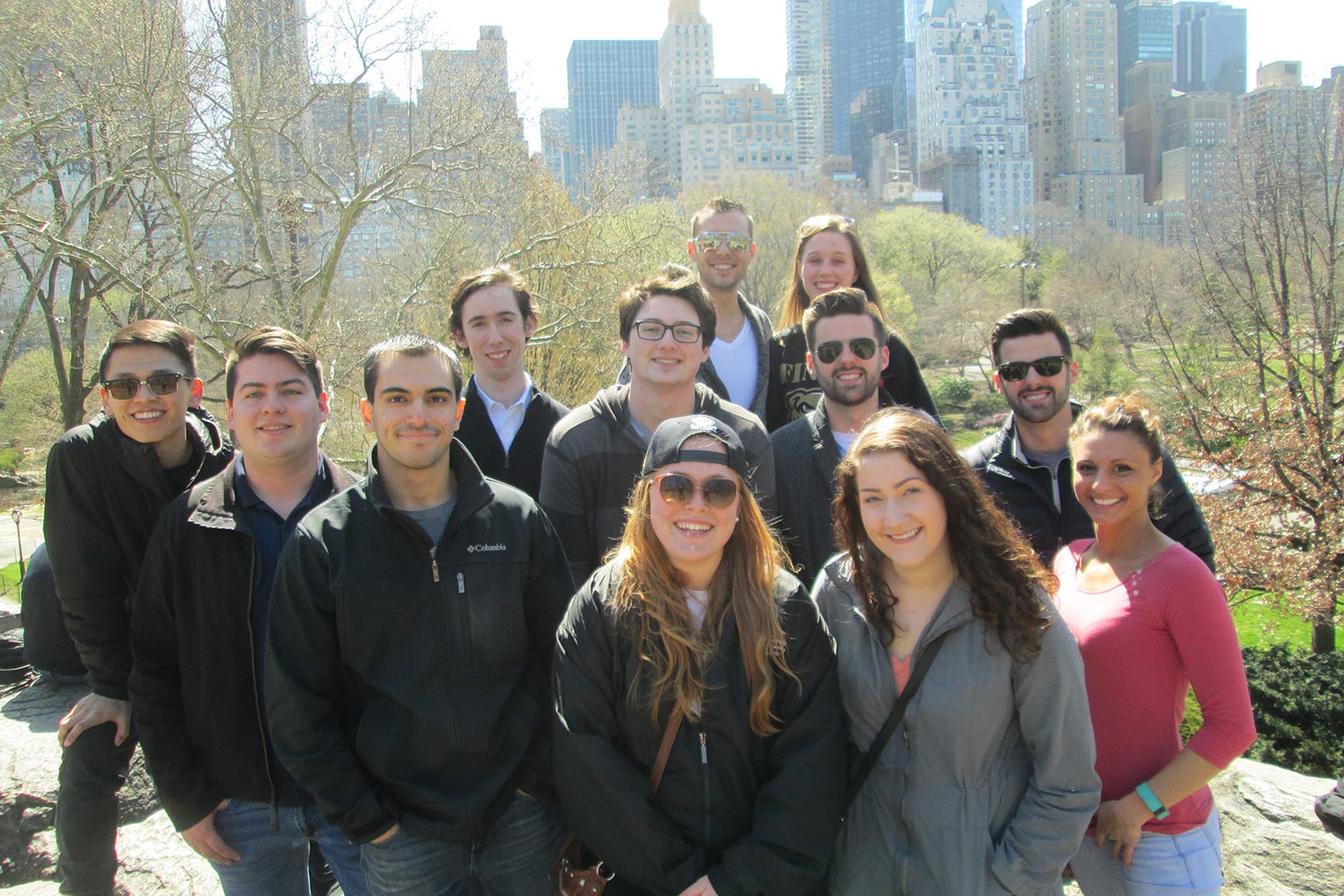 一群学生在纽约天际线前