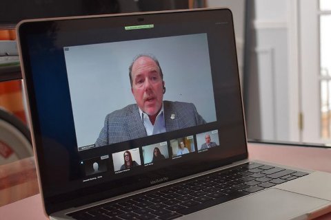 CIO和导演马克•格思里一般,笔记本电脑屏幕上的视频会议。