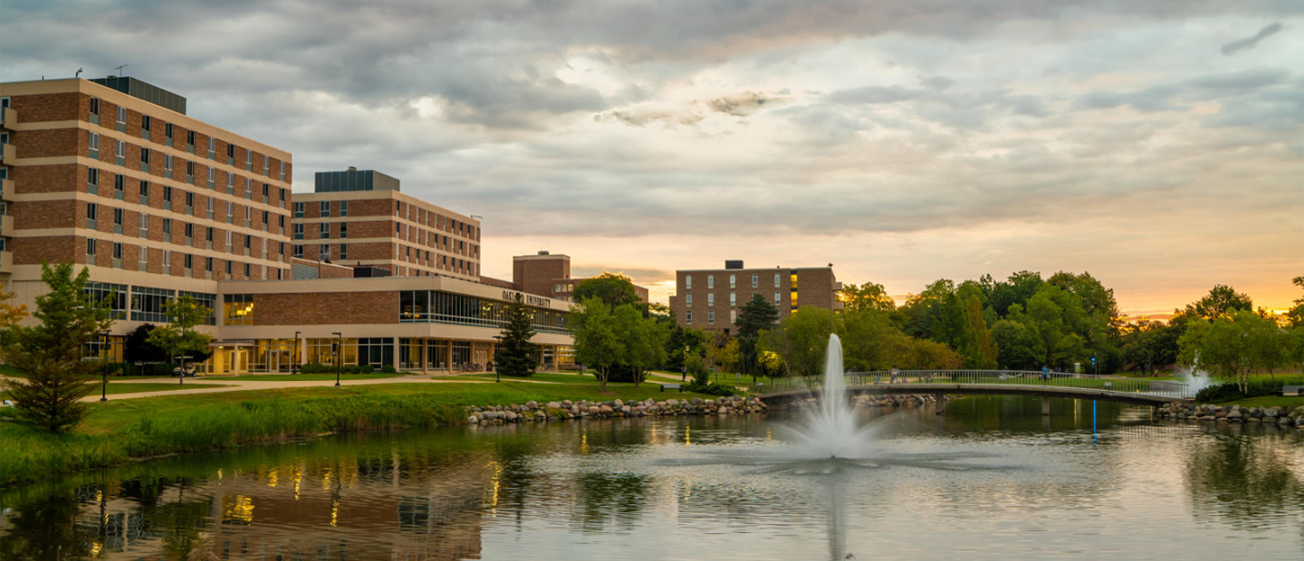熊湖中间的喷泉和建筑物的背景在奥克兰大学的校园。万博ManBetX登录