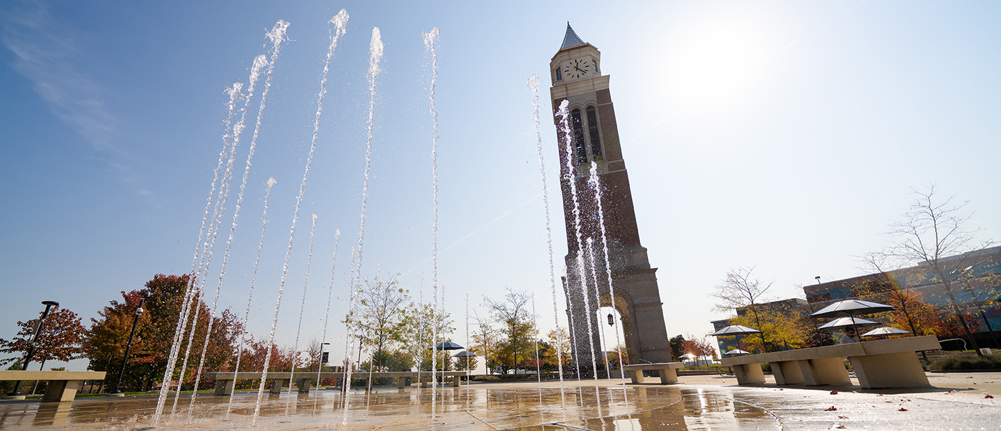 高流的水在一个喷泉在艾略特塔在奥克兰大学的校园。万博ManBetX登录