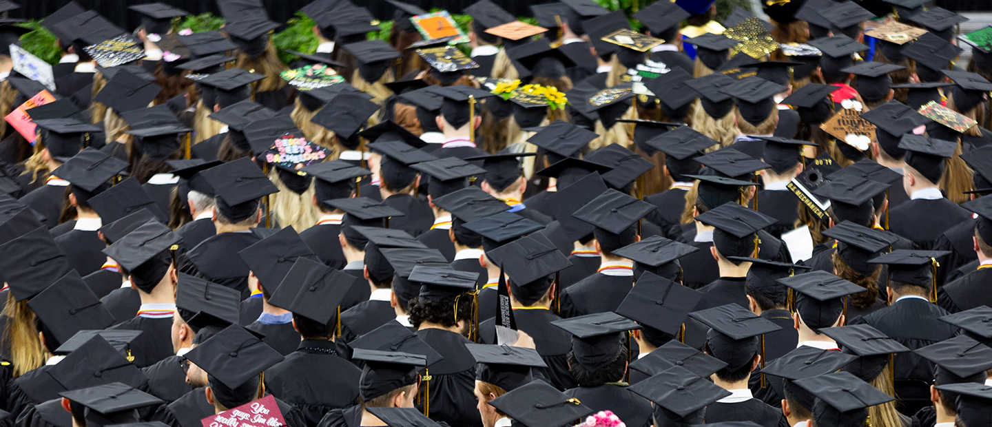 许多毕业生戴着黑色毕业帽的航拍照片