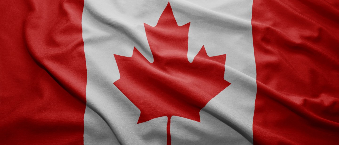加拿大国旗，红色的枫叶以白色背景为中心，左右各有红色部分