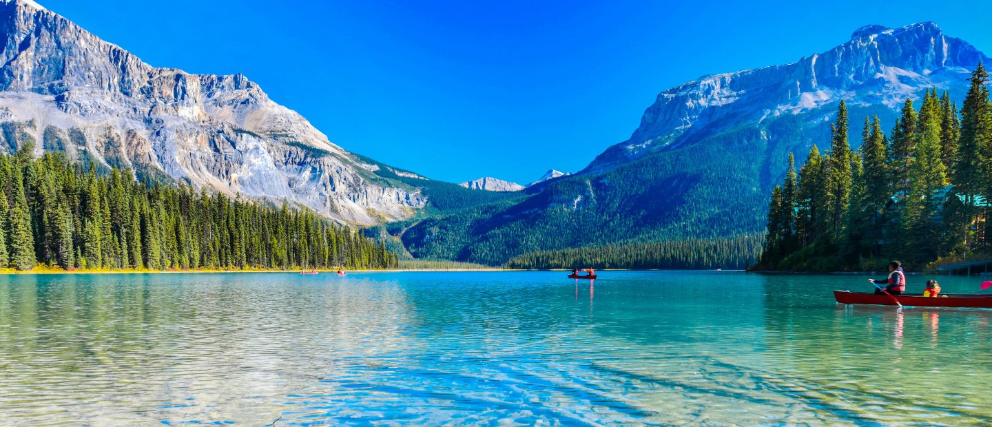 划皮船在湖在山中在加拿大。