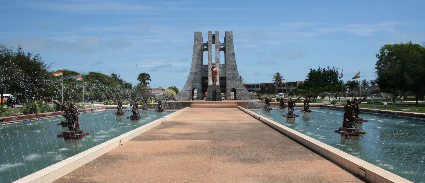 在加纳一个喷泉与雕塑和中间的道路。