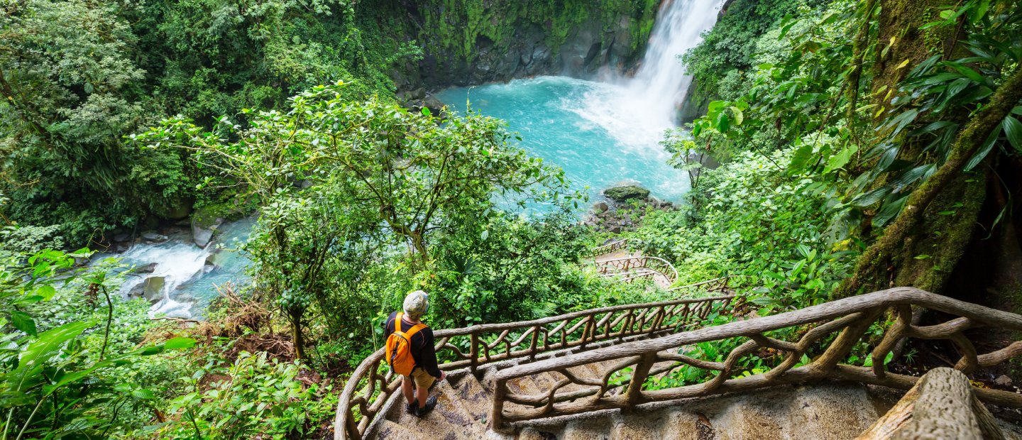 一个人在一个忽略在哥斯达黎加的一个瀑布。