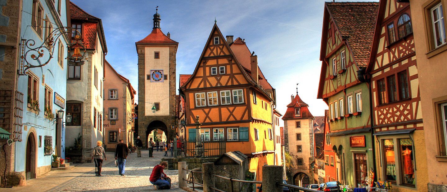 德国的一条街道两旁都是五颜六色的建筑。