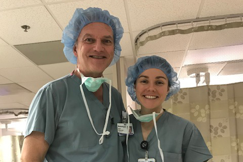 马克和莎拉·戴考斯基穿着手术服戴着发网在医院里