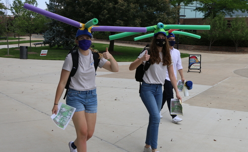 图像的两个学生从OUWB 2024级穿面条帽子