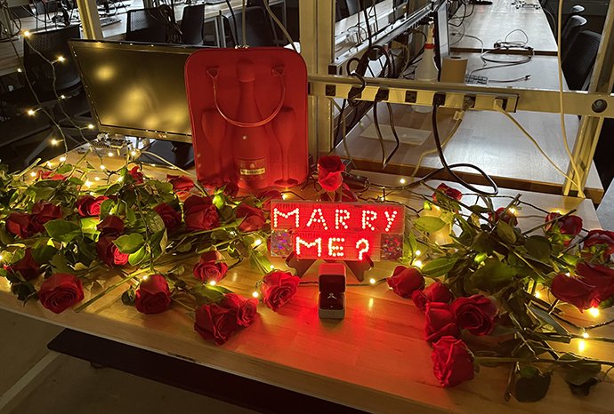 实验室里的订婚戒指和玫瑰