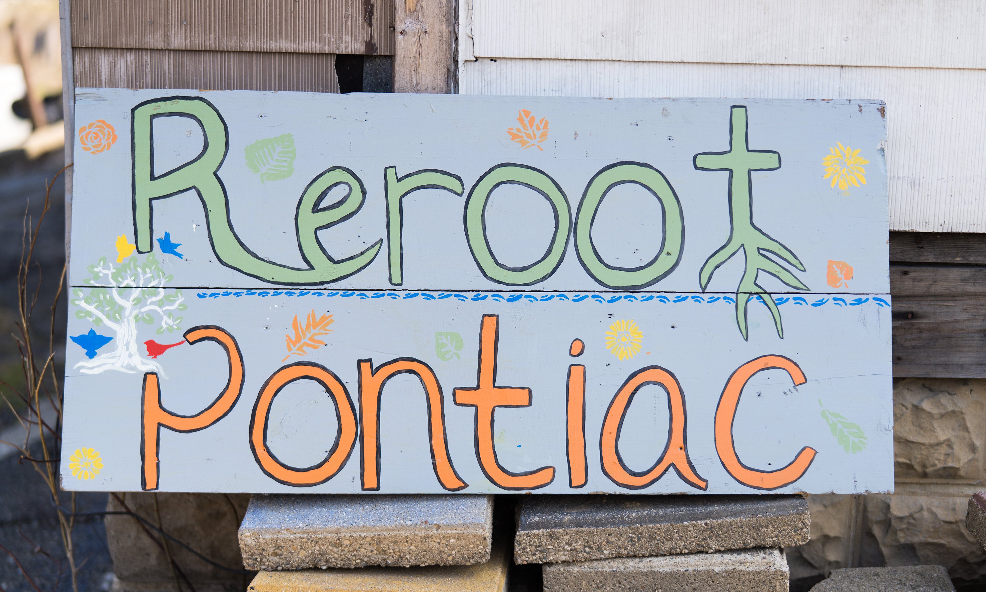 一个手上的标语写着“Reroot庞蒂亚克”