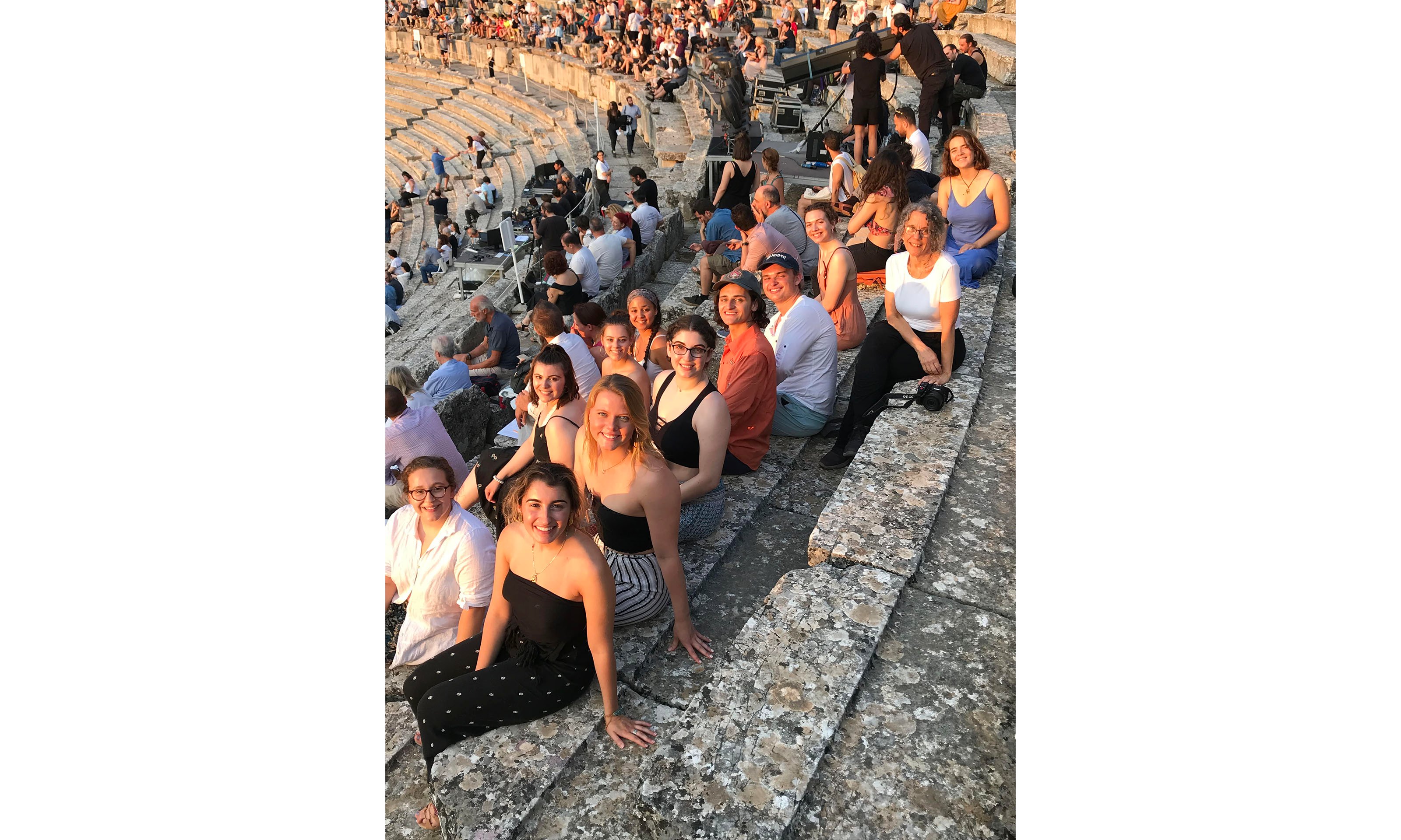 一群学生坐在希腊体育场