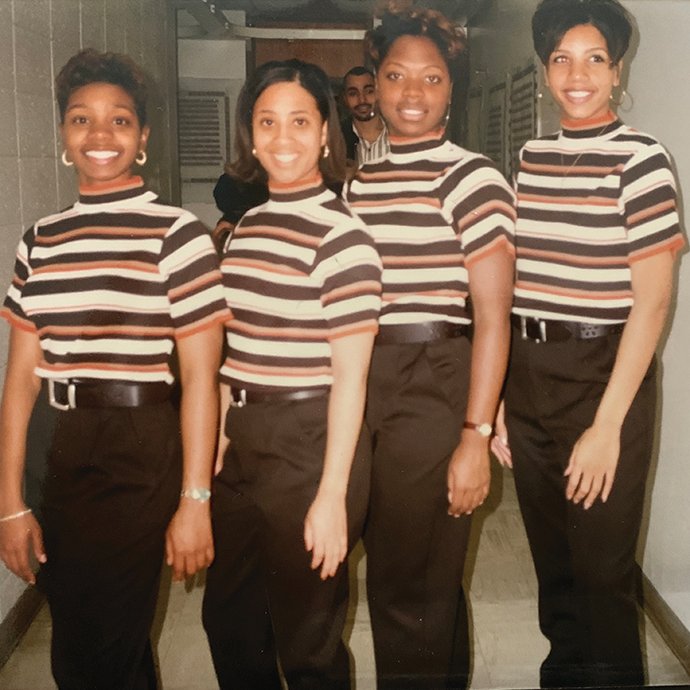 四名身穿条纹衬衫的女性;1996