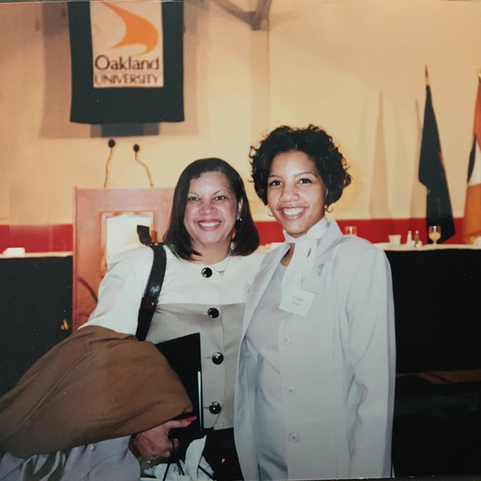 1997年，一名女子和她的母亲在奥克兰大学万博ManBetX登录