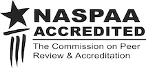 NASPAA标志的一颗恒星在一条水平线,在三竖线。文字写着“NASPAA认证委员会同行评议和认证”