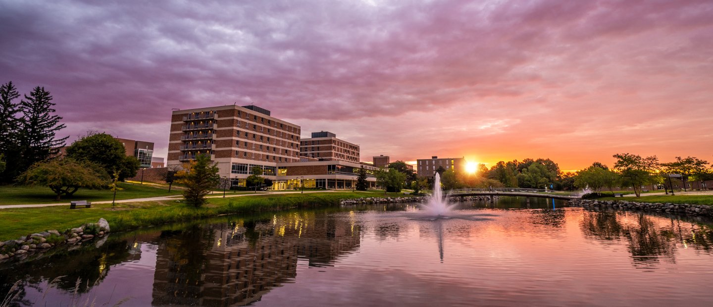 熊湖和奥克兰大学校园里的建筑物，天空是紫色和橙色的。万博ManBetX登录