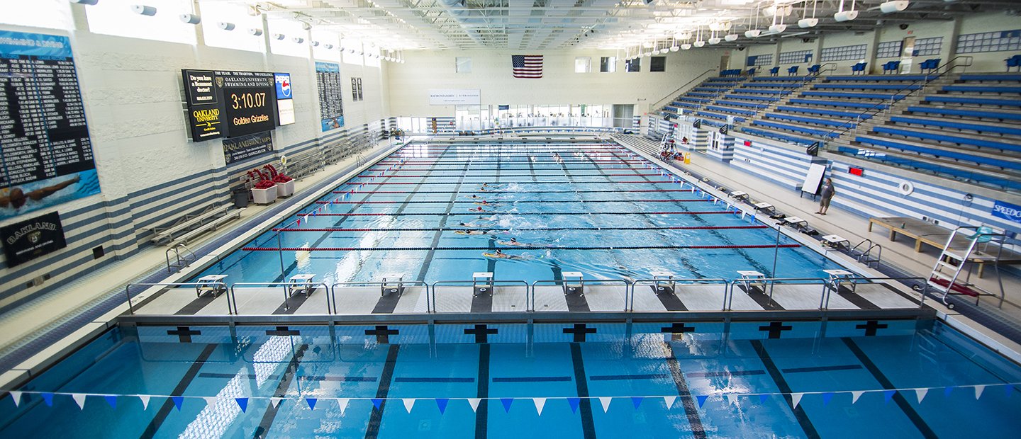 奥克兰大学水上运动中心游泳池的鸟瞰图。万博ManBetX登录