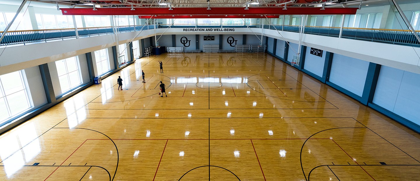 航拍照片的篮球场的娱乐中心。