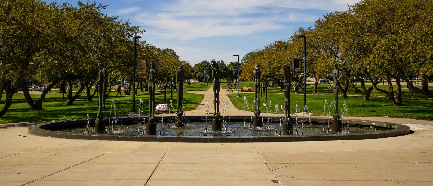 奥克兰大学校园里的一座喷泉，周围环绕着青铜雕像。万博ManBetX登录