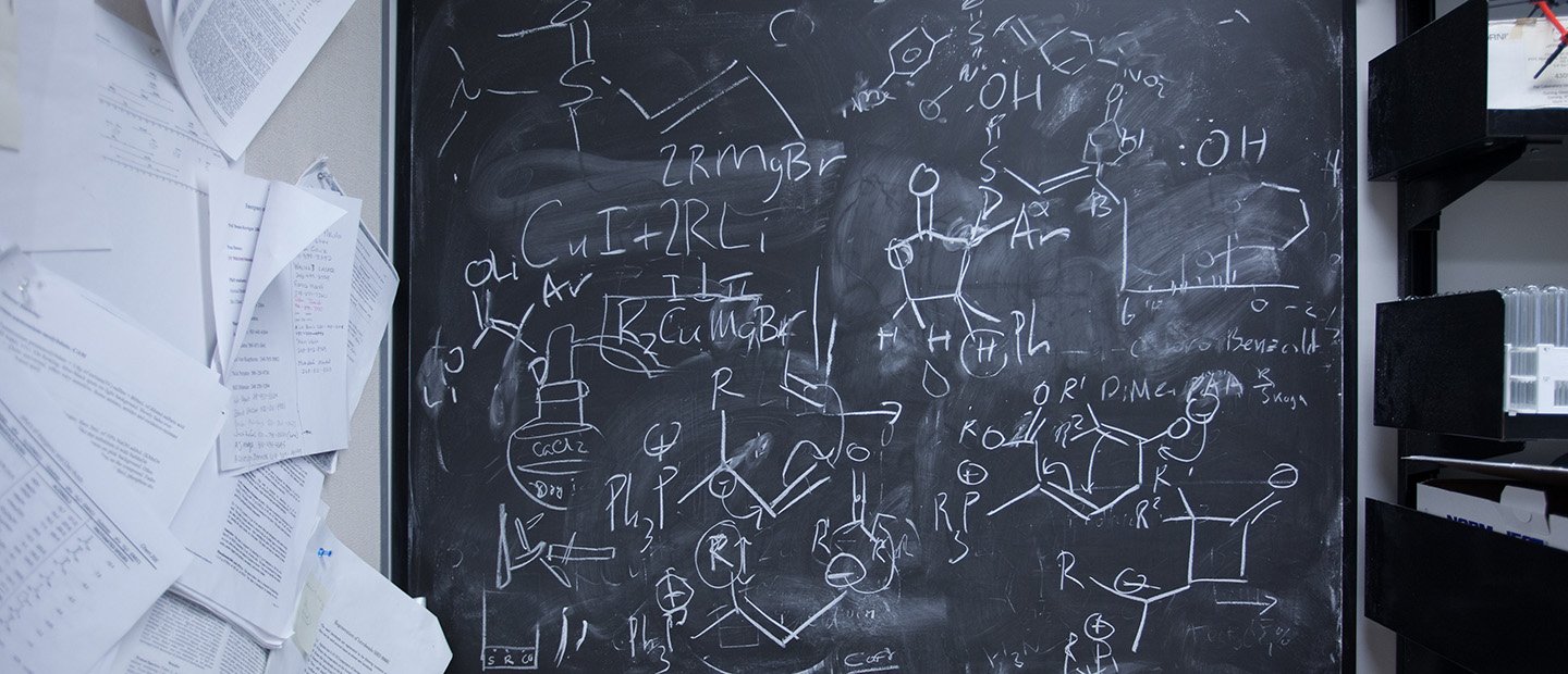 一个黑板写有化学公式和图表。