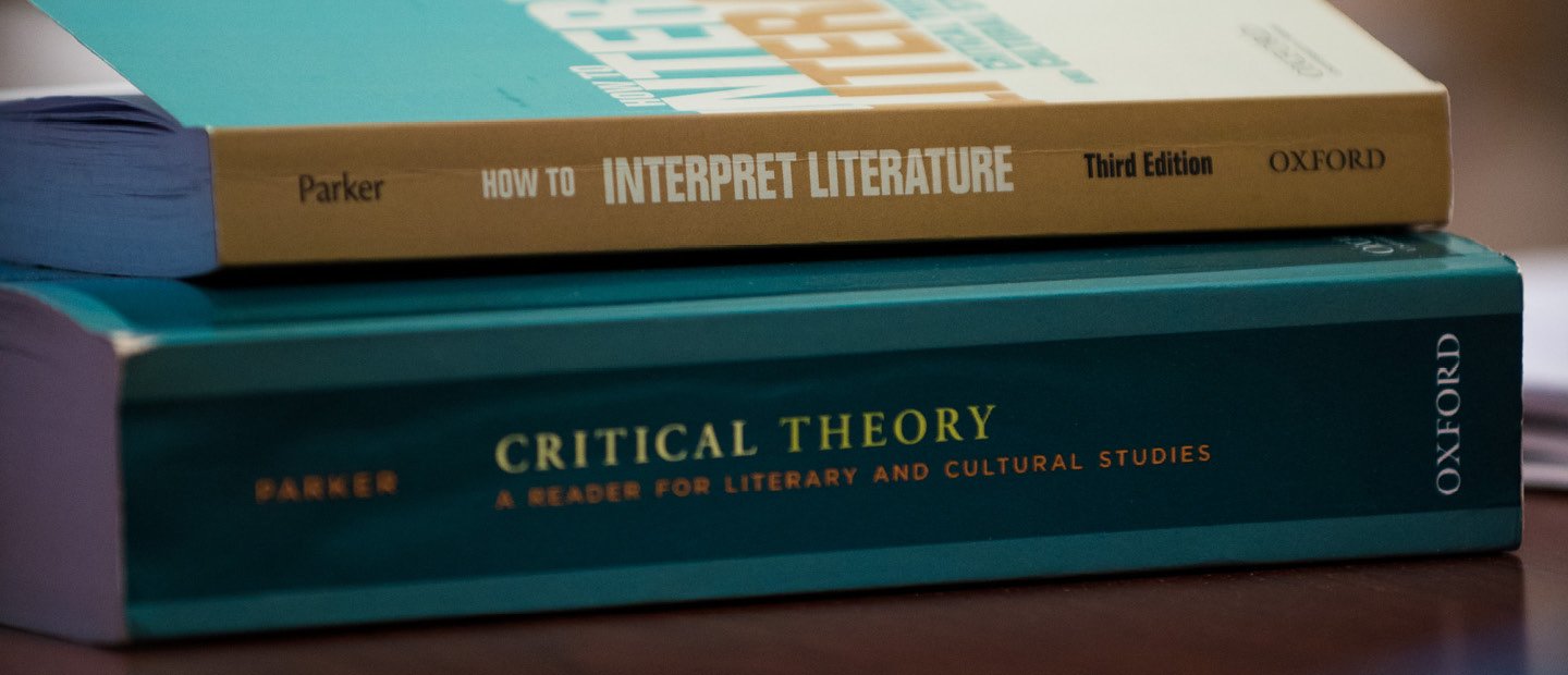 文学教材叠放于批判理论教材之上，如何解读