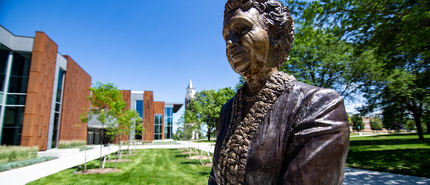 奥克兰大学校园大楼外的一尊女性铜像。万博ManBetX登录