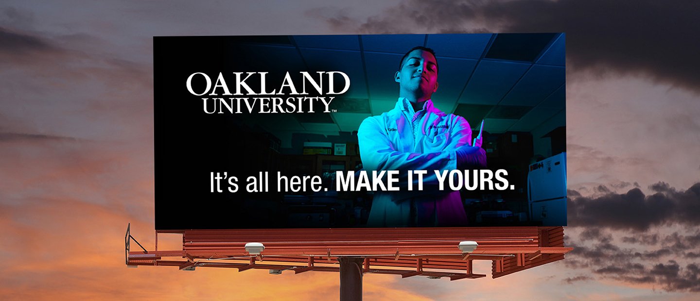 广告牌上有一个年轻人，上面写着“奥克兰大学”。万博ManBetX登录都在这里。让它成为你的。”