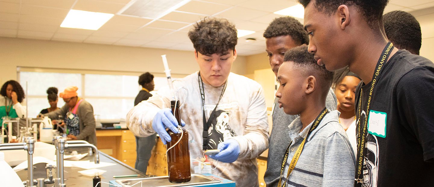 一群学生在科学项目在实验室工作。