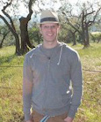 Rob Sidelinger站在户外树木前的照片