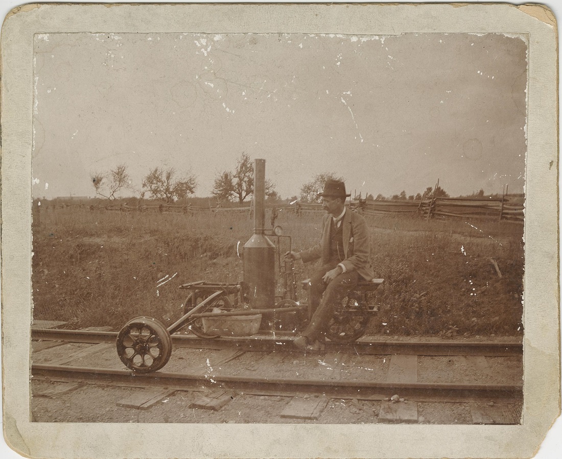 一个男人的照片在一个蒸汽检查汽车