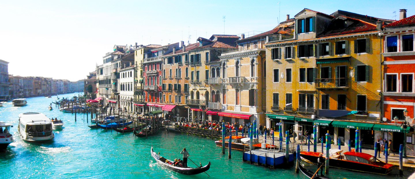 在意大利，河两岸有五颜六色的建筑，里面有船