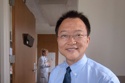 Ziaodong邓博士在医生的办公室