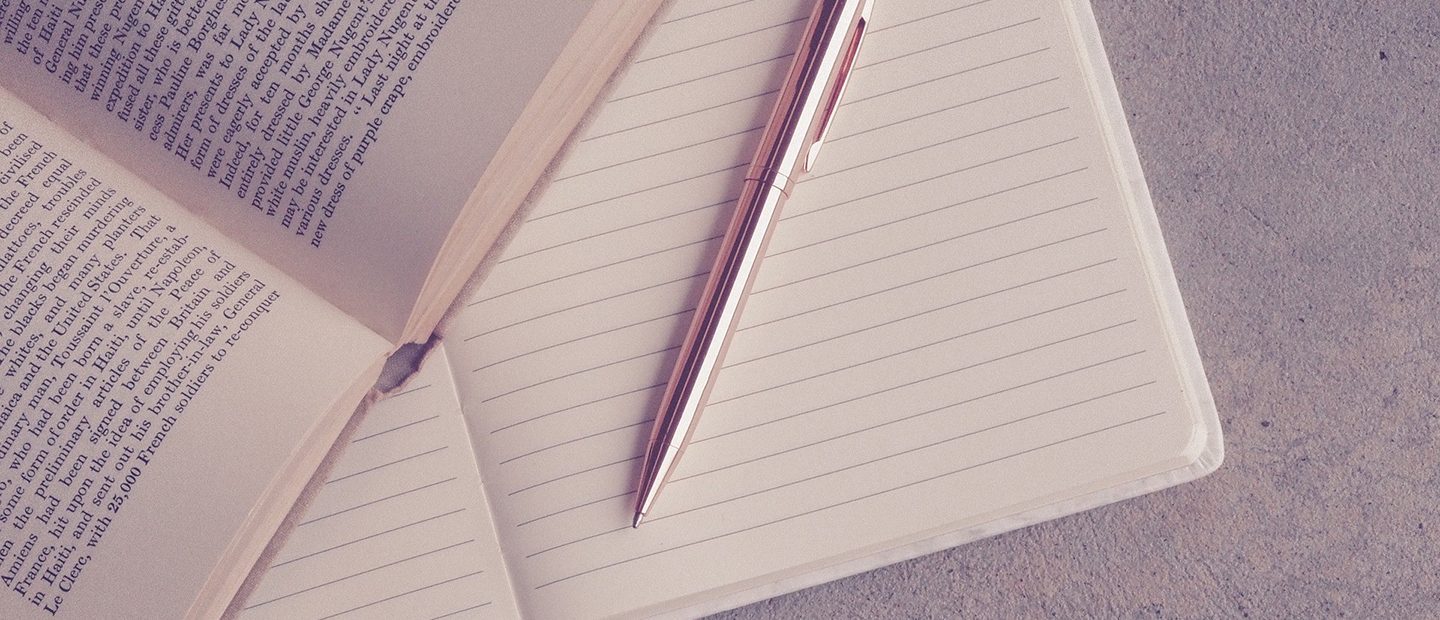 铅笔上的一个笔记本和书