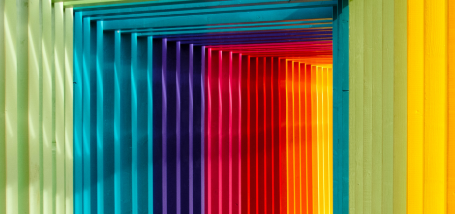 走廊两旁彩虹的颜色