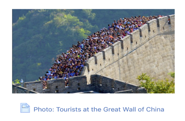 中国的长城的照片挤满了游客和一个说明文档的链接。