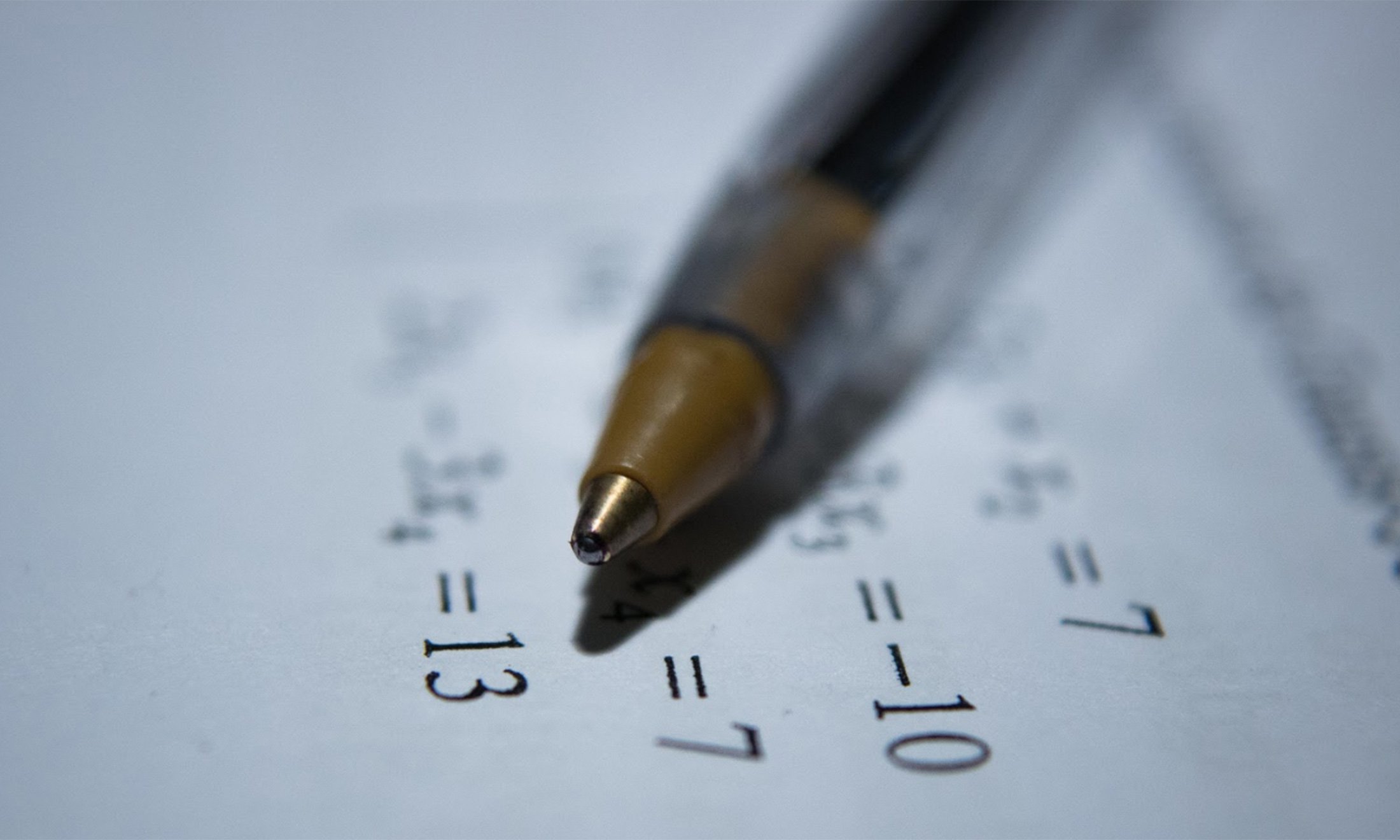一套笔在一张纸上用数学方程