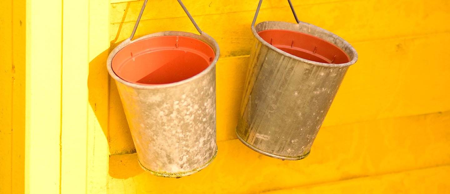 两个桶挂在一个黄色的墙