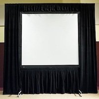 一个白色的投影仪屏幕背景黑色的褶皱。