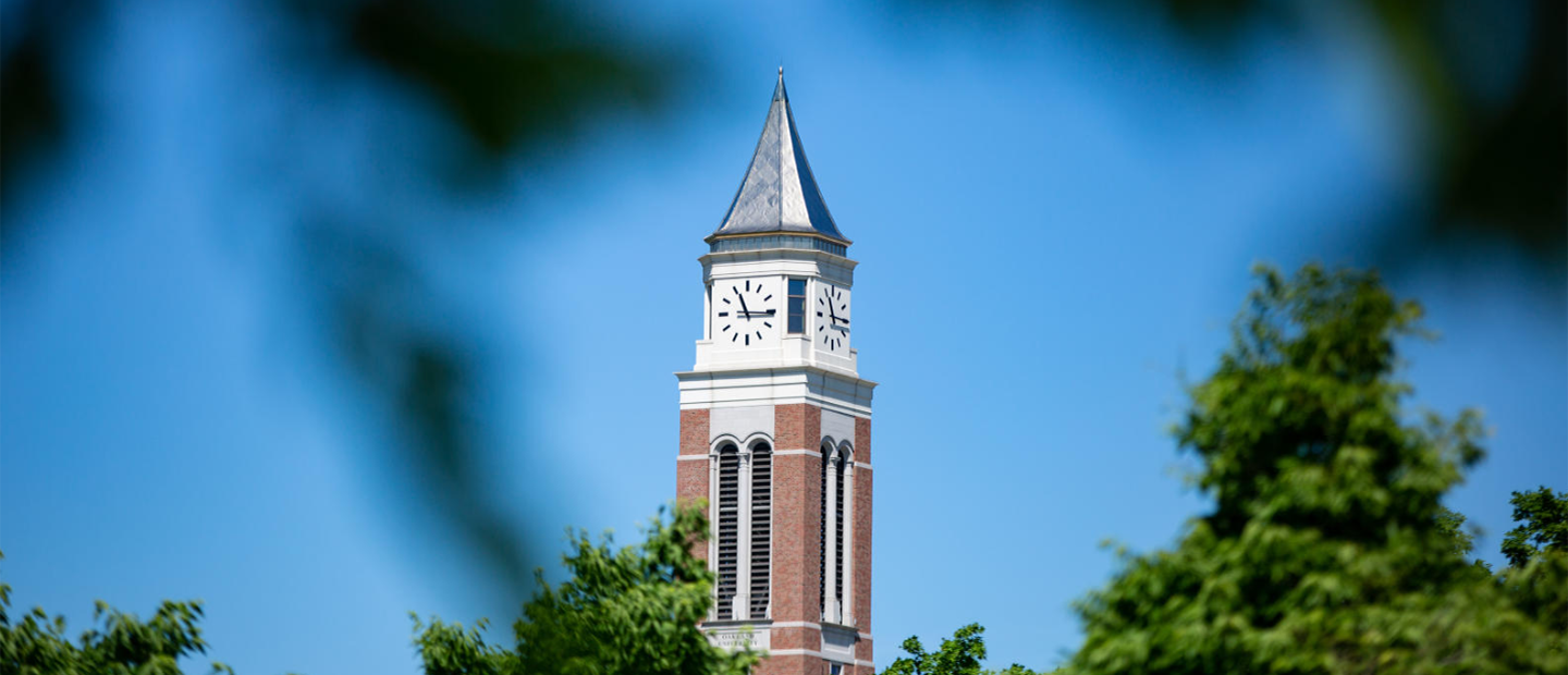 艾略特钟楼在奥克兰大学的校园。万博ManBetX登录