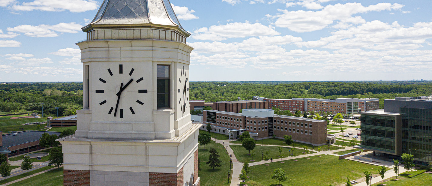 艾略特塔的钟面照片，背景是奥克兰大学的校园。万博ManBetX登录