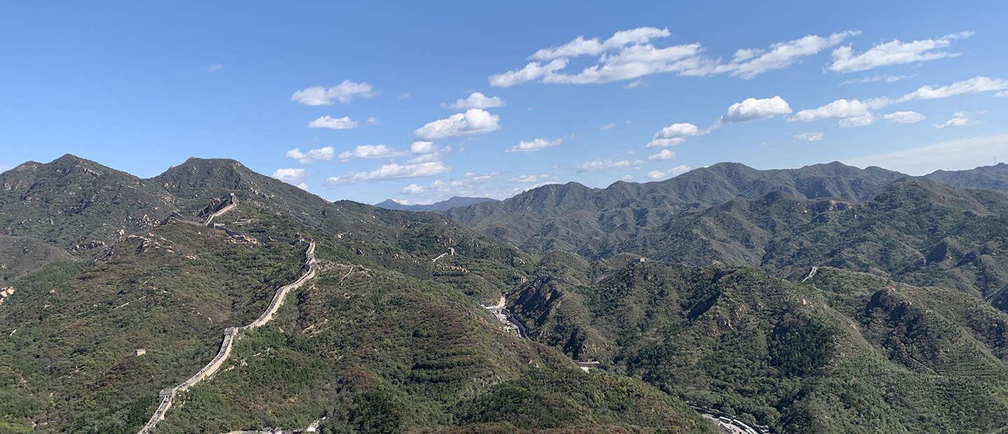 中国的长城的照片穿过山脉