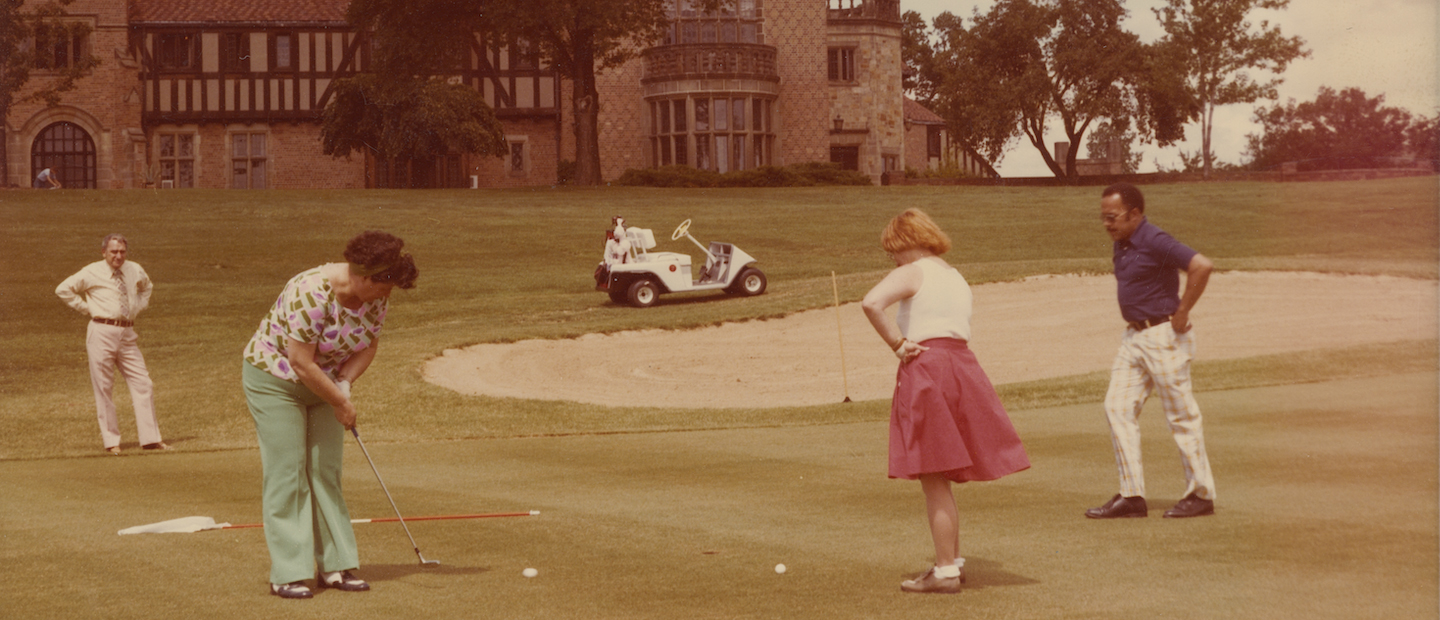 人们在高尔夫球场上打球的历史性照片