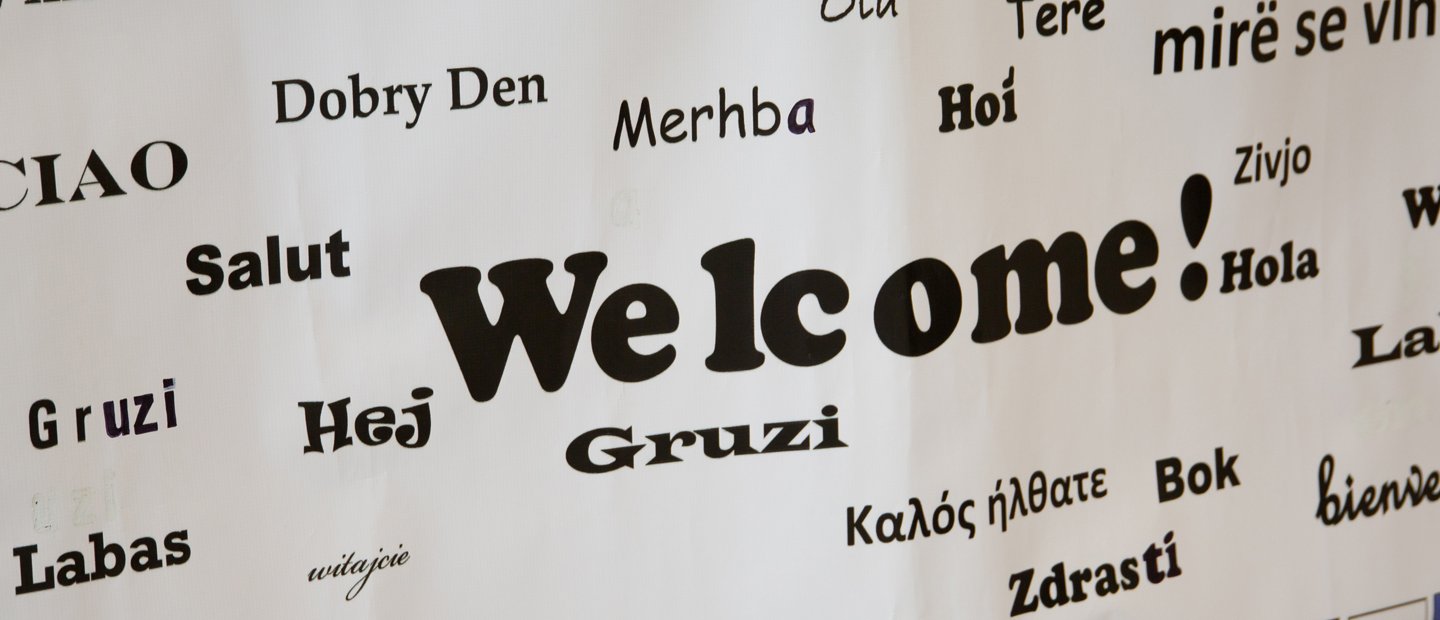 写着“欢迎光临!”英语和许多其他语言