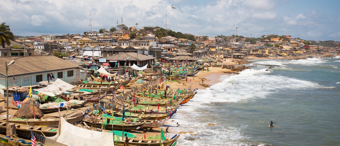 加纳水上小镇的航拍照片，海滩上船只排成一排。