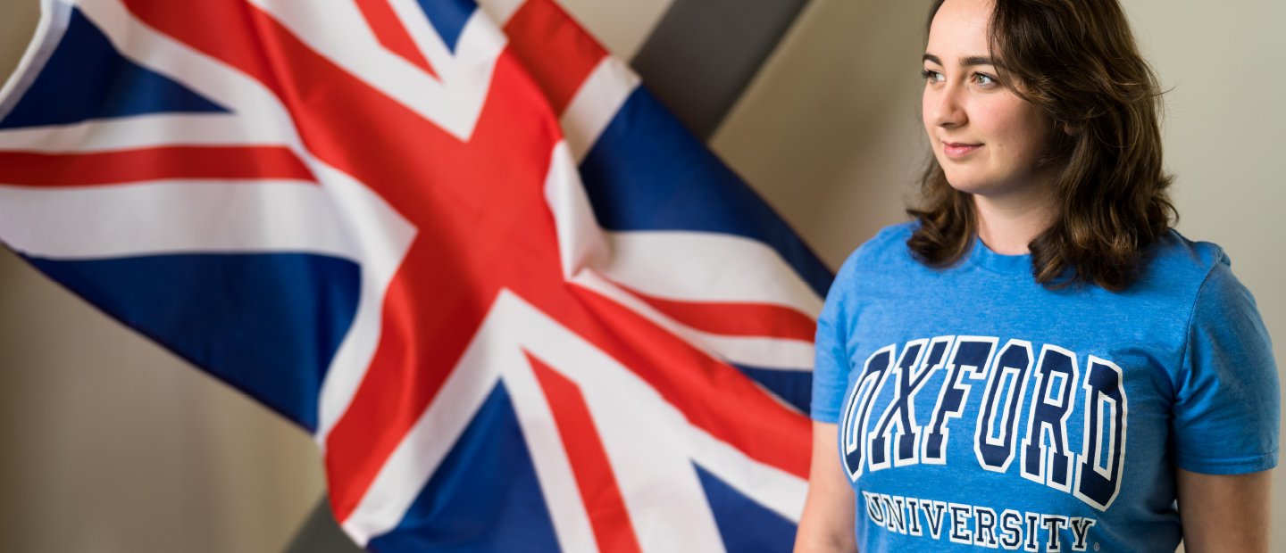牛津大学一个女孩穿着一件衬衫,前面的一个英国国旗。