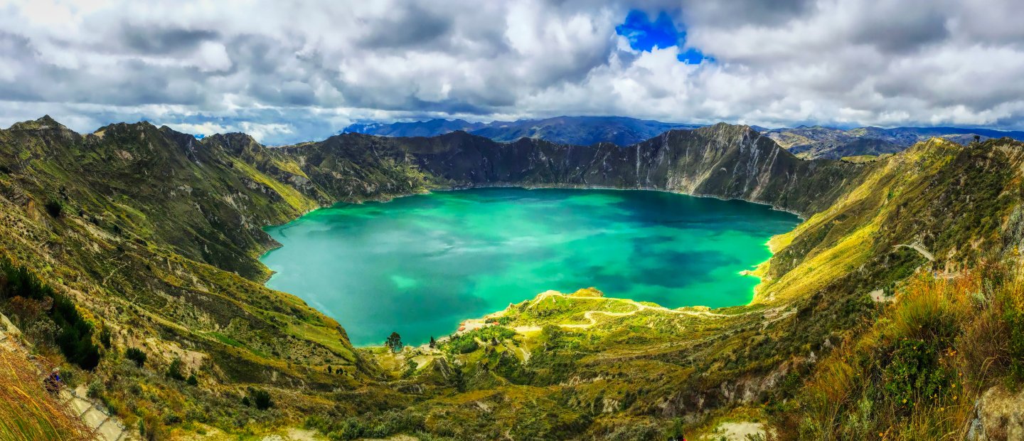 厄瓜多尔山上的一个火山口里的一个湖。