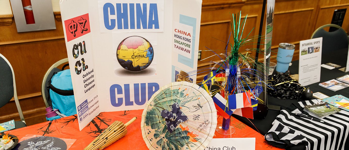 一张摆着中国饰品的桌子和一个写着“中国俱乐部”的牌子。