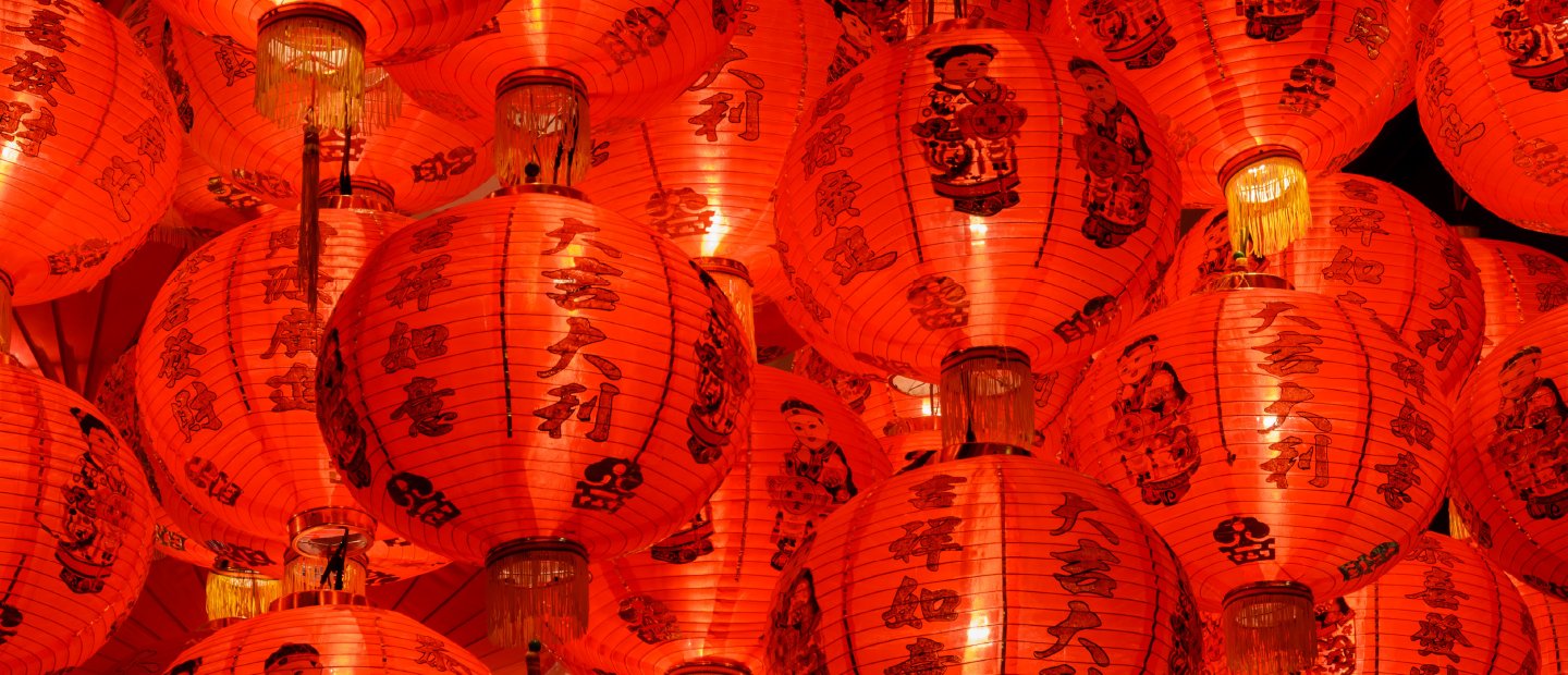 许多圆形的红色中国的灯笼。