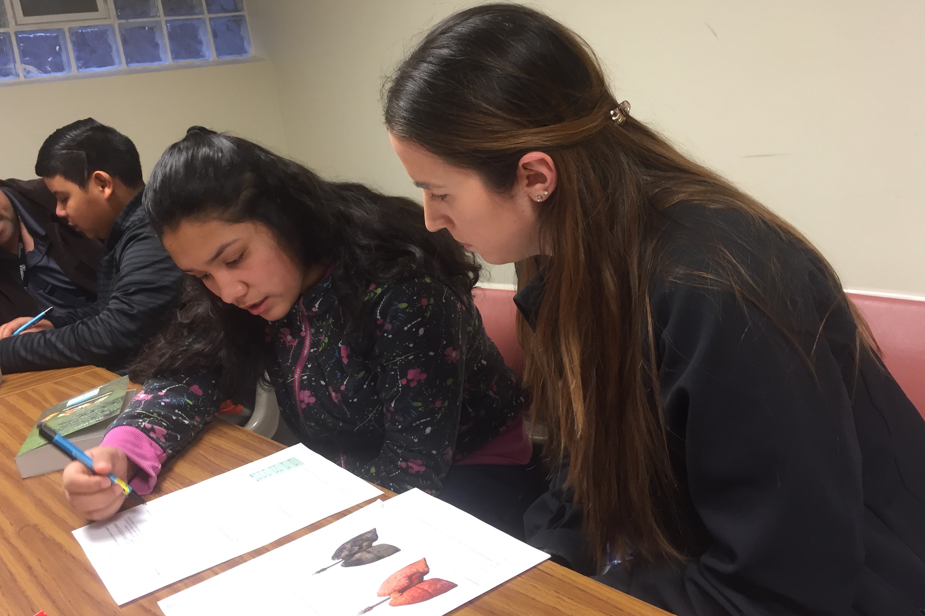 OUWB的学生帮助高中生做作业。