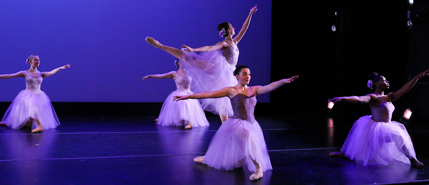 一个舞者的腿和手臂伸展的图像，背景中有四个舞者